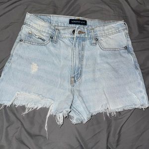 Size 4. Mom Jean aero shorts.